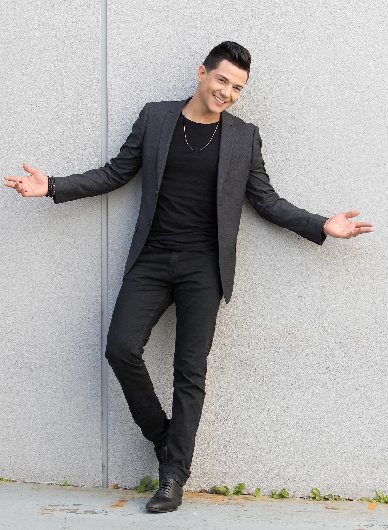 En entrevista con Univision Entretenimiento, Luis Coronel comentó que: "Si queremos dignificar al regional mexicano, los músicos debemos tener excelente presencia".