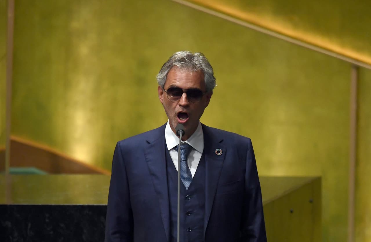 <b>Andrea Bocelli, un fuerte rumor que no se confirmó.</b> El presidente electo tiene al tenor italiano entre uno de sus favoritos en su gusto musical, por lo que algunos aseguraban que haría una presentación junto a Jackie Evancho el día de la proclamación. El presidente del comité inaugural de Donald Trump, Thomas J. Barrack Jr., dijo en una entrevista en CNBC que fue Andrea Bocelli quien hizo una oferta tentativa de cantar en el evento, pero que Donald Trump la rechazó. Otros medios aseguraron que fue el cantante quien decidió no aceptar la invitación.