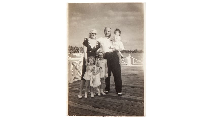 <b>La última fotografía de Al Capone.</b> Impresión en plata de Mae y Al Capone de pie en el muelle con sus nietos en diciembre de 1946. Al sostiene a Barbara y en primer plano, de izquierda a derecha, están Diane con la muñeca y Ronnie. Según Barbara Capone, su nieta, Al Capone murió un mes después y esta es la última foto tomada antes de morir.