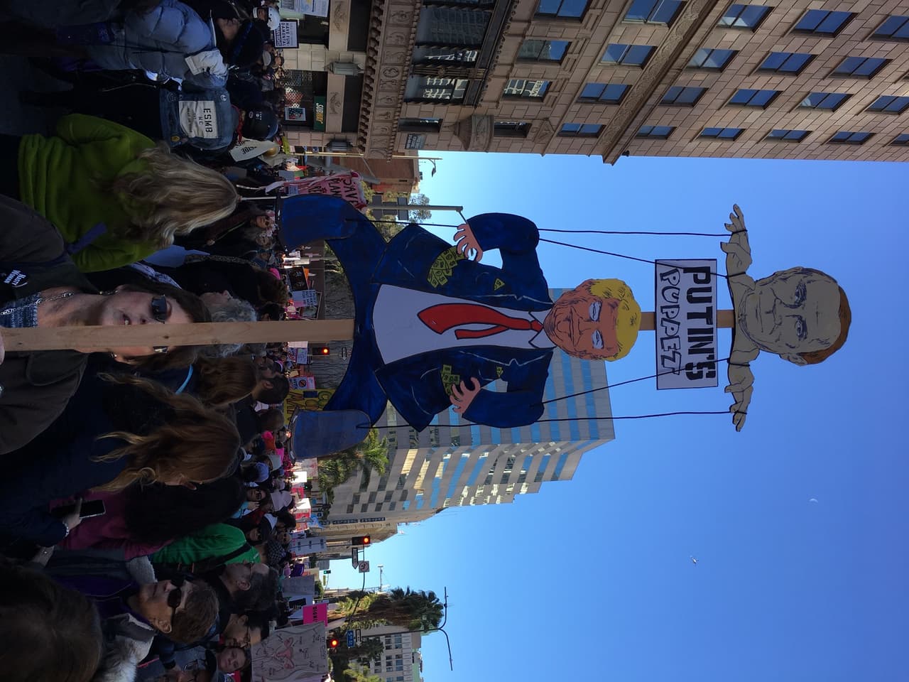 Decenas de miles de personas marcharon en Los Ángeles contra el gobierno de Trump.