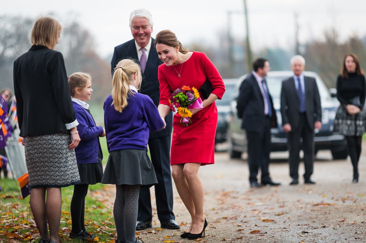 Como toda buena miembro de la realeza, Kate puede 
<b>convivir con sus seguidores más pequeños</b>, aún en un piso mojado.