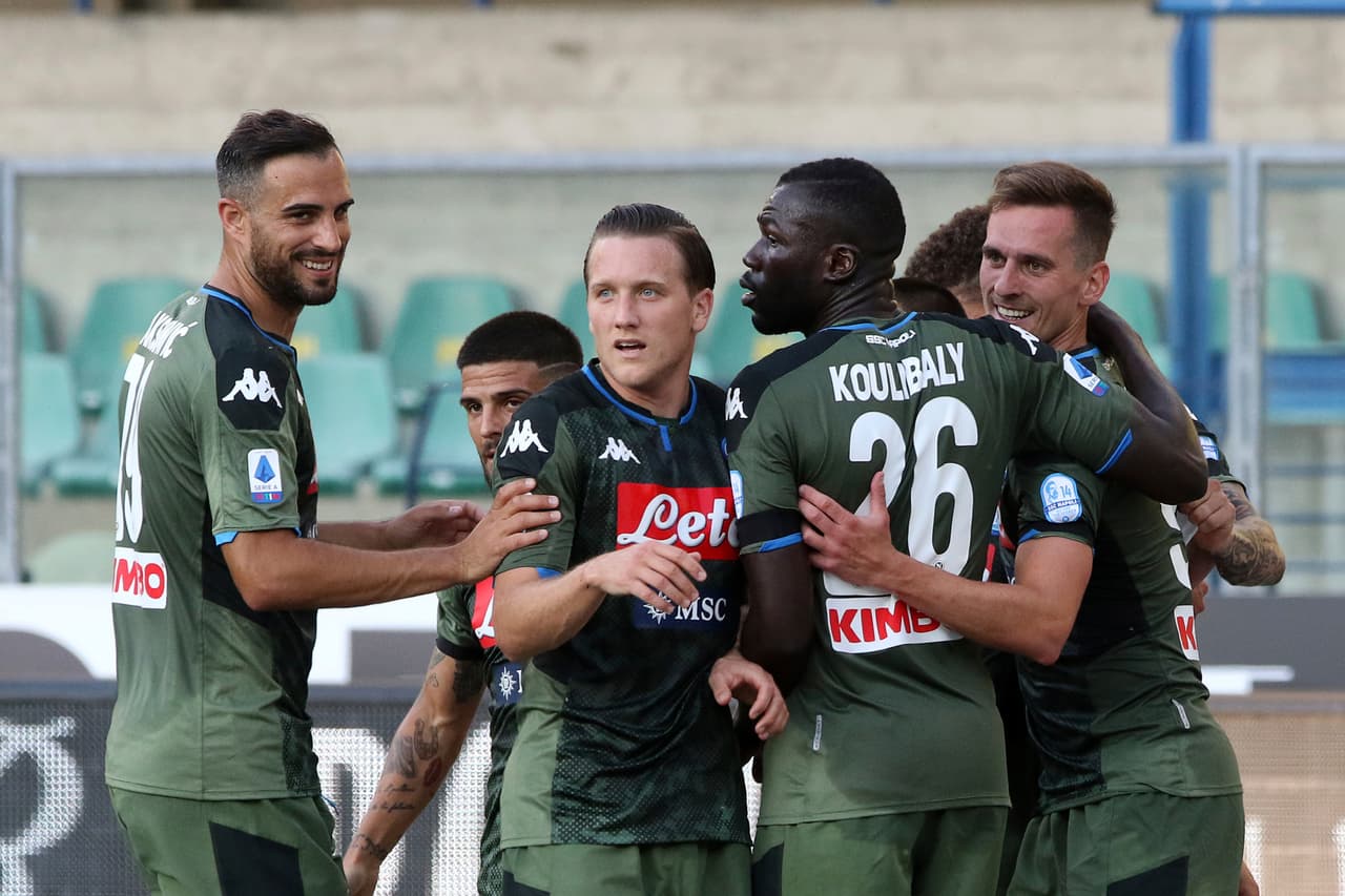 El Napoli le pegó al Hellas Verona 0-2 con goles de Milik e Hirving 'el Chucky' Lozano, quien jugó seis minutos.