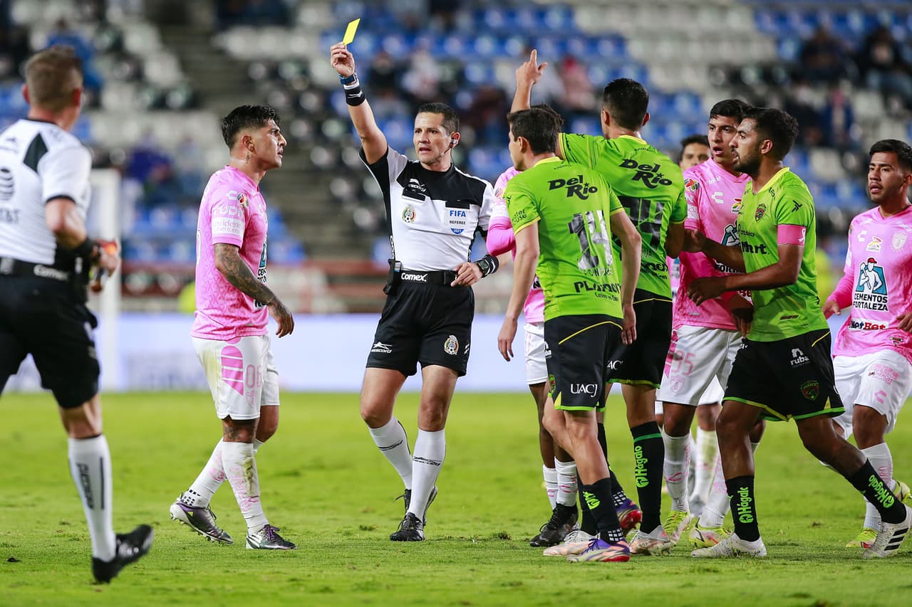 El silbante tuvo que poner orden con varias tarjetas.