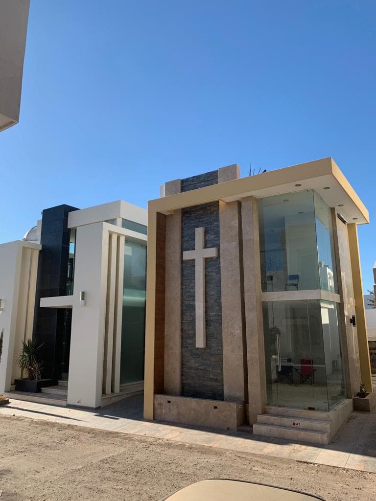 Gigantes edificios de arquitectura moderna con cristales antibalas protegen los restos de líderes de organizaciones criminales que incluso después de muertos deben blindar sus restos contra saqueos.