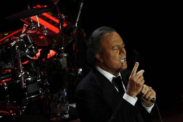 Ese desprecio llevó a que estuvieran 10 años sin dirigirse la palabra, pero 
<b>en 2005 el hielo se rompió tras la muerte de Julio Iglesias Puga</b>, abuelo de Enrique. La pérdida, provocó que la relación entre ambos fuera mejorando, aunque 
<b>todavía, a sus 76 años</b>, el intérprete de 'De niña a mujer'
<b> no ha asistido a un solo concierto</b> del más famoso de sus hijos.