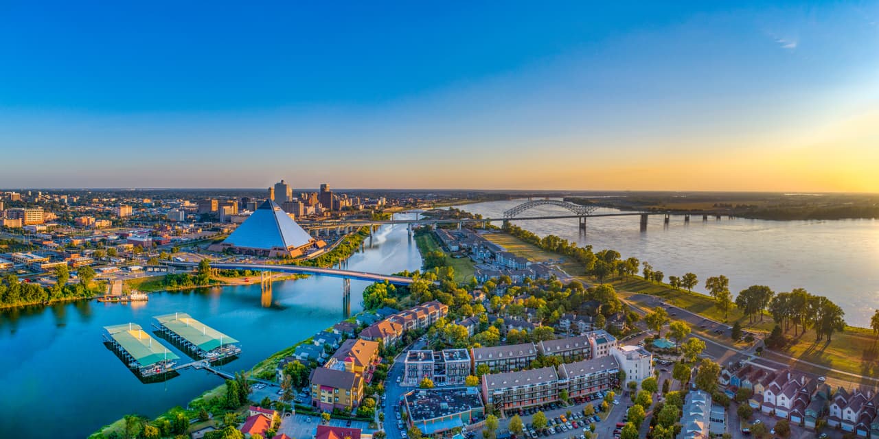 <b>En Memphis, Tennessee</b>
<br>
<br>🔘 El ingreso medio en esta ciudad es de $41,864 al año.
<br>🔘 El ingreso que se recomienda tener para poseer una casa es de $53,910.13
<br>🔘 El ingreso que se recomienda tener si vas a alquilar una vivienda es de $65,790.13