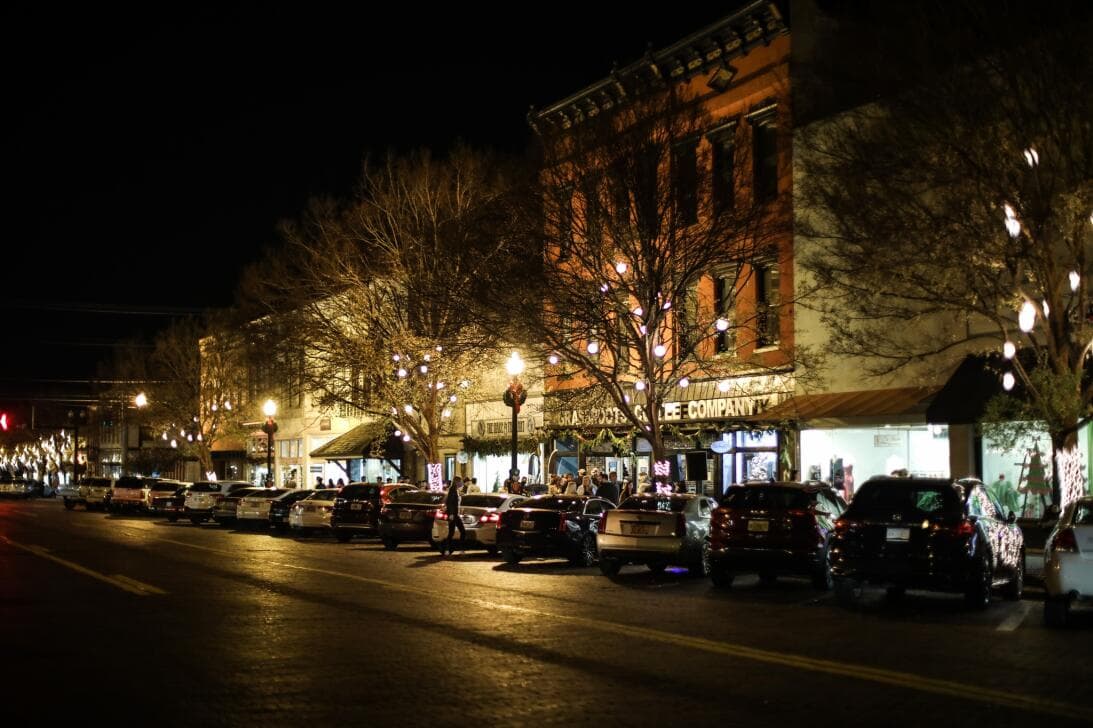 <b><a href="https://www.univision.com/local/atlanta-wuvg/las-ciudades-mas-romanticas-georgia-2022-univision-fotos" target="_blank">6. Bonus: disfruten de las ciudades más románticas de Georgia</a></b>. Si no quieren quedarse en el área de Atlanta, no hay problema, ya que el estado cuenta con una gran variedad de ciudades que son perfectas para esa escapada cargada de aventura y romance que tanto necesitan.