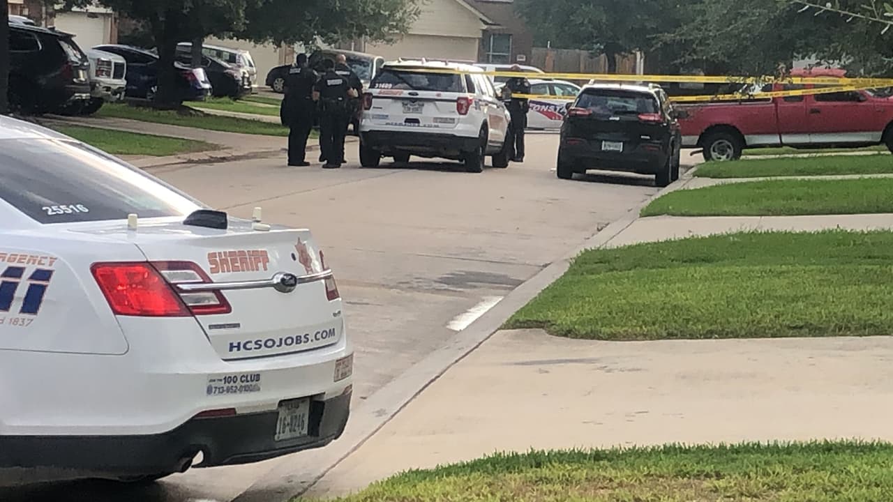 Horas más tarde, las autoridades dieron a conocer que habían localizado el vehículo en la cuadra 16400 de Eton Brook Ln. Todavía no se sabía nada del menor.