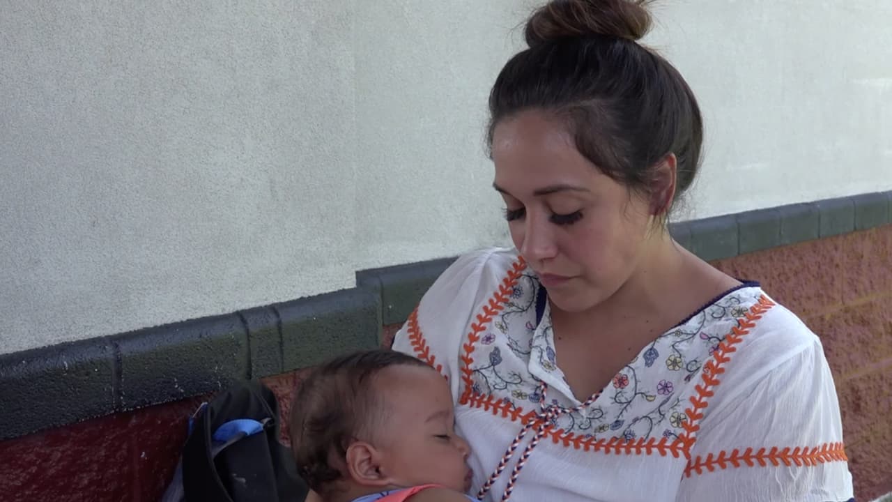 El domingo 9 de junio Misty Daugereaux visitó la piscina pública de ‘Nessler Family Aquatica’ y fue obligada a dejar el lugar por alimentar a su bebé en público.