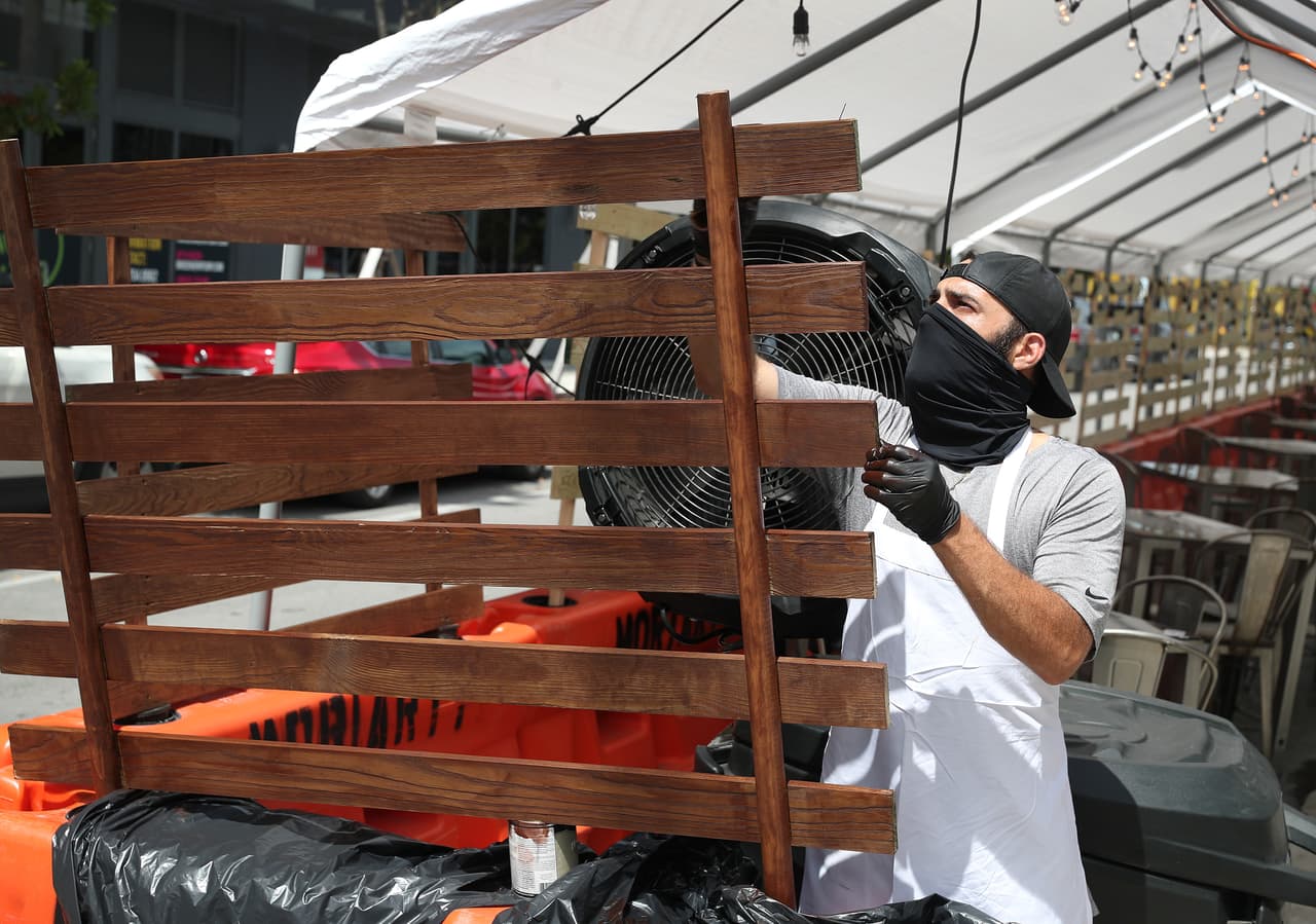 Miami-Dade ha ayudado a algunos negocios a adaptar espacios en las calles, para que puedan atender personas afuera. Sin embargo, el calor de estos días dificulta que la gente vaya, al menos en la horas del mediodía y la tarde.