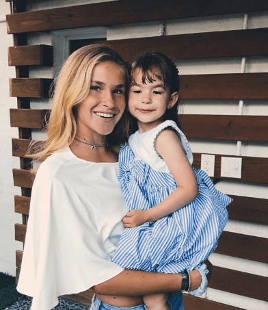 Nicole también ama y protege a su hermana pequeña Michelle, hija de Cristina Bernal y Alan Tacher.