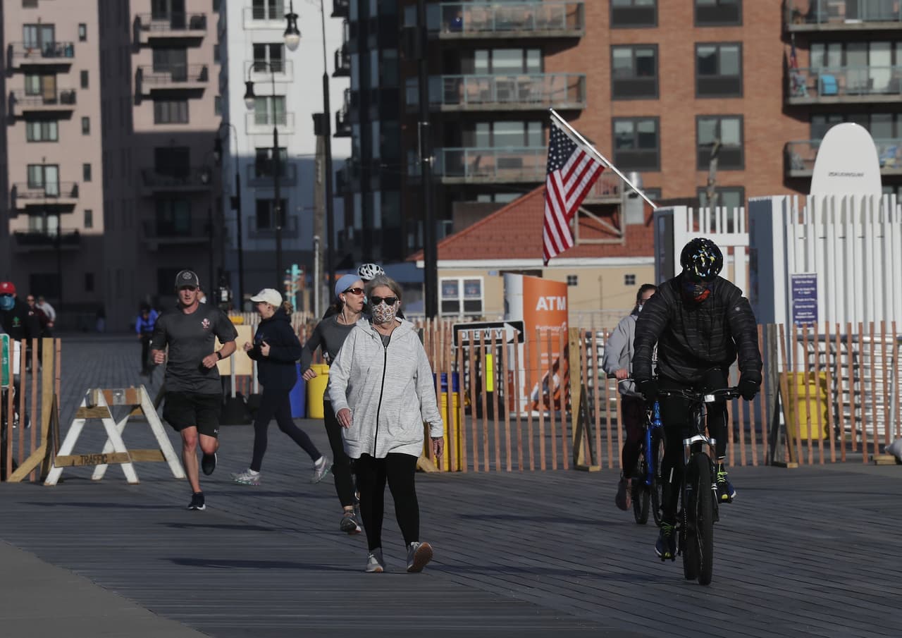 Residentes y visitantes de Long Beach en Nueva York caminan hacia el malec´ón el 21 mayo luego de que se abriera en la madrugada. Los funcionarios de la ciudad cerraron el paseo marítimo el 26 de marzo por la crisis de salud pública que generó el coronavirus.