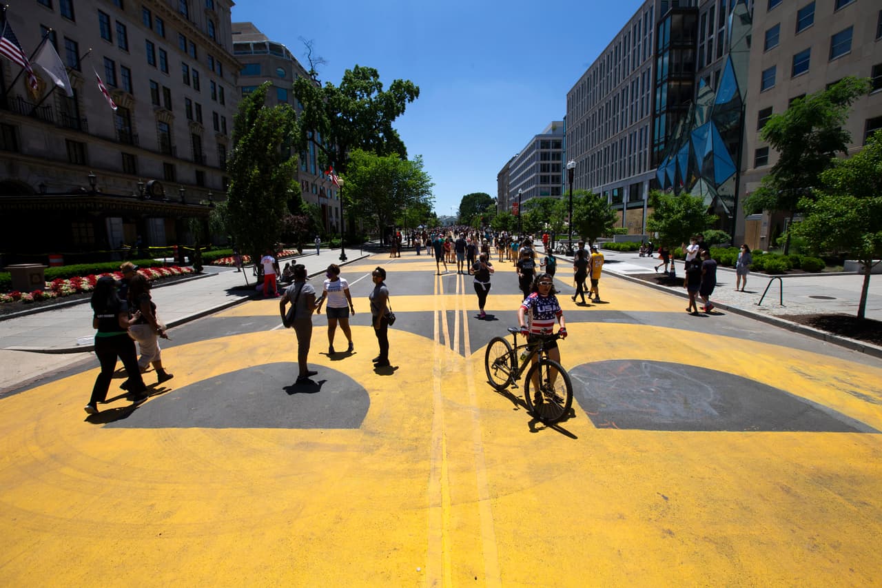 Peatones caminan sobre la recién creada plaza Black Lives Matter cerca de la Casa Blanca. La alcaldesa Muriel Bowser dio ese nombre a ese sitio en el que además ordenó pintar sobre el pavimento y en letras gigantes "Black Lives Matter"(Las Vidas Negras Importan).