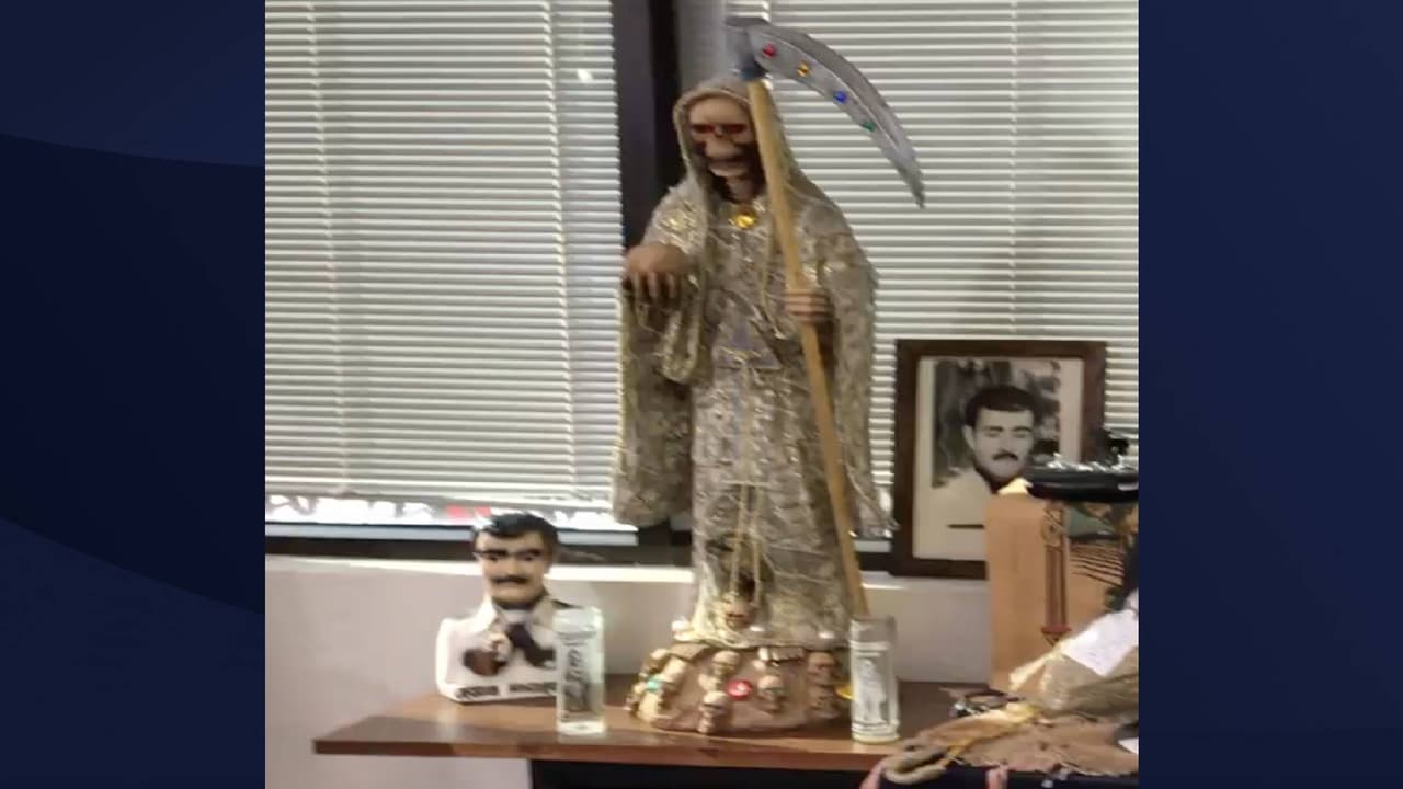 Entre el decomiso de drogas, autoridades confiscaron estatuas religiosas como La Santa Muerte y Jesús Malverde.
<br>