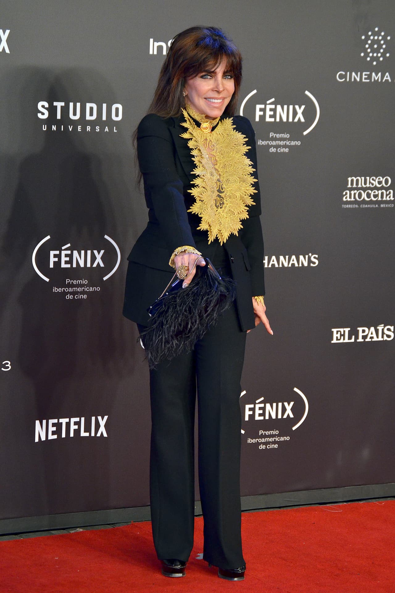 Verónica Castro le dio un rotundo "no" a realizar una serie sobre su vida y aseguró que ni por una jugosa oferta de dinero expondría en televisión los secretos de su familia, como lo han hecho otros artistas.