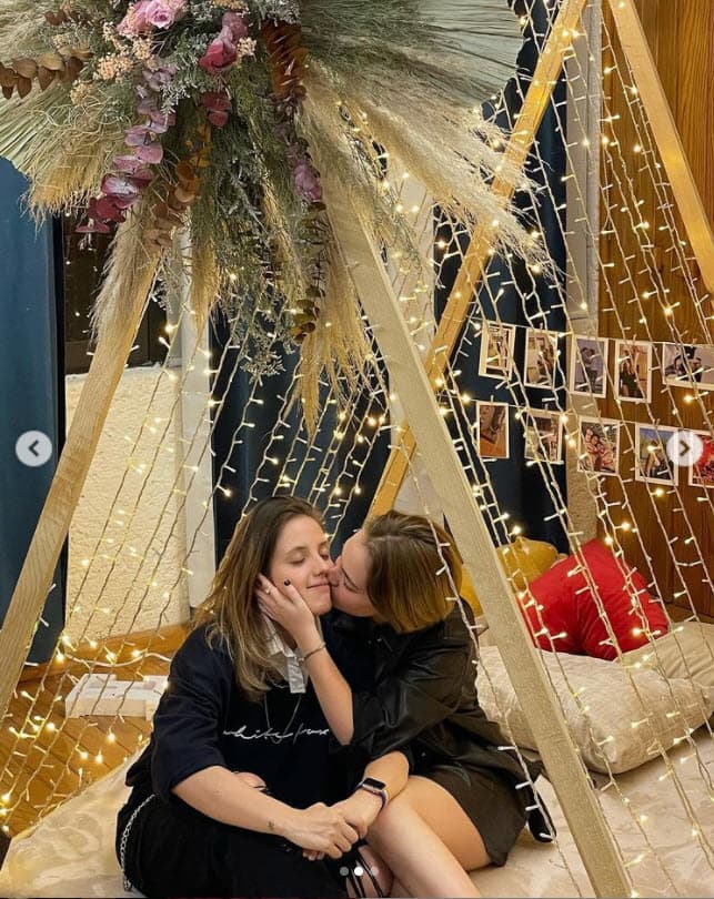 Tuvieron una cena romántica entre flores y vino.
<br>