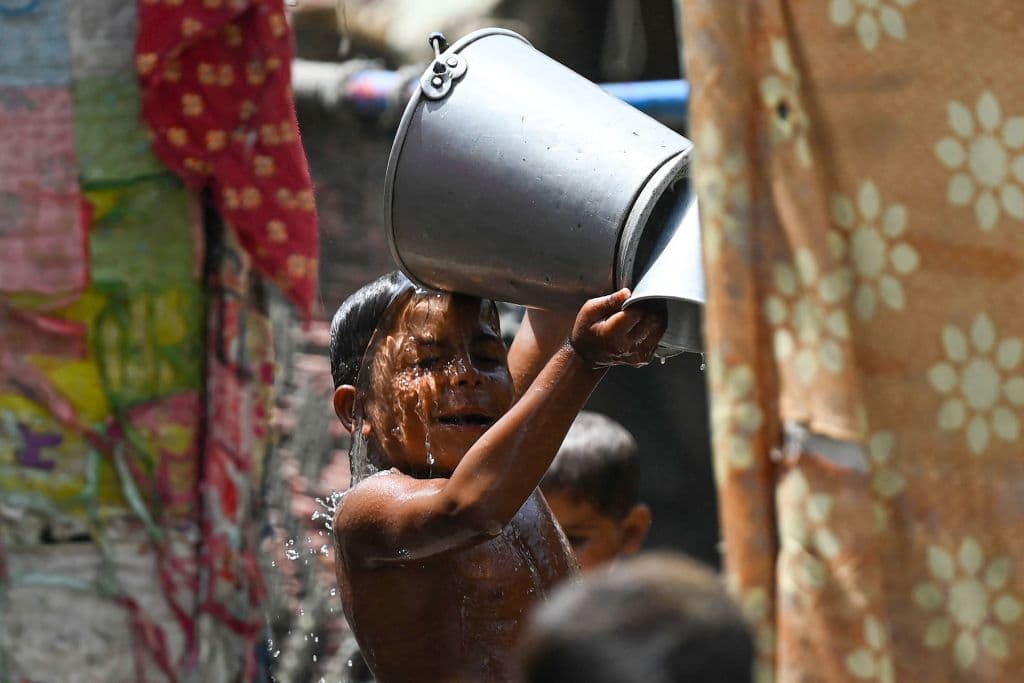 La ciudad de
<b> Jacobabad, Pakistán</b>, una población de 200,000 habitantes, es conocida por su calor abrasador. Los residentes deben refrescarse del intenso calor lo mejor que pueden para soportar temperaturas que pueden superar los
<b>125.6ºF (52°C)</b>.