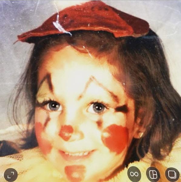 Geraldine Bazán conoció los reflectores y foros de grabación desde niña. Comenzó su carrera haciendo comerciales de televisión y a los 10 años de edad realizó su primera aparición en las telenovelas: era la pequeña Mónica (Edith González) de 'Corazón salvaje' (1993).