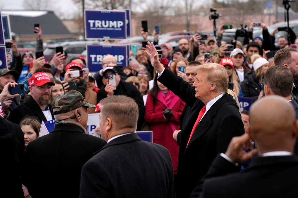Trump saluda a sus seguidores en Londonderry. (AP Photo/Matt Rourke)