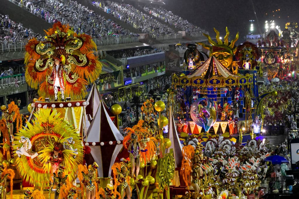 Volvieron a desfilar las deslumbrantes carrozas y los ejércitos de bailarines que movieron sus cuerpos y cantaron a todo pulmón en el recinto al aire libre que durante parde de la pandemia sirvió de centro masivo de vacunación.