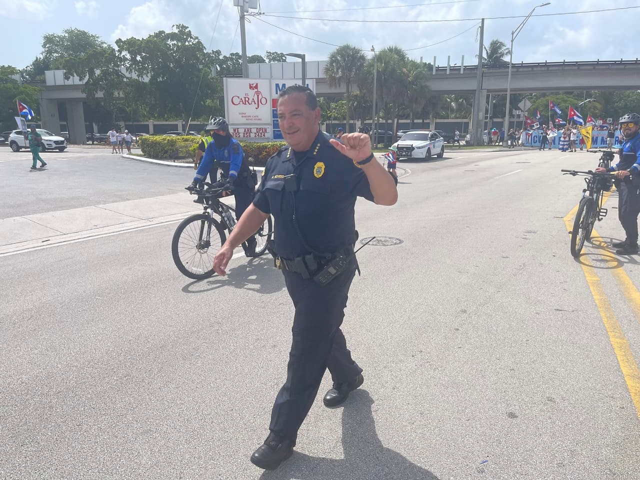El jefe de la policía de Miami, Art Acevedo, acompañó a los manifestantes para velar por su seguridad.