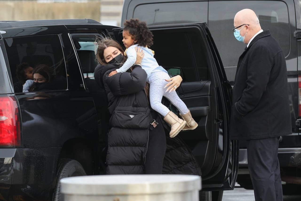 Khloé Kardashian fue vista en un parque local de Boston, acompañada de su hija True, y luciendo un enorme anillo brillante en su dedo anular izquierdo, lo que llevó a la prensa de espectáculos a especular que podría haber un compromiso con Tristan Thompson.