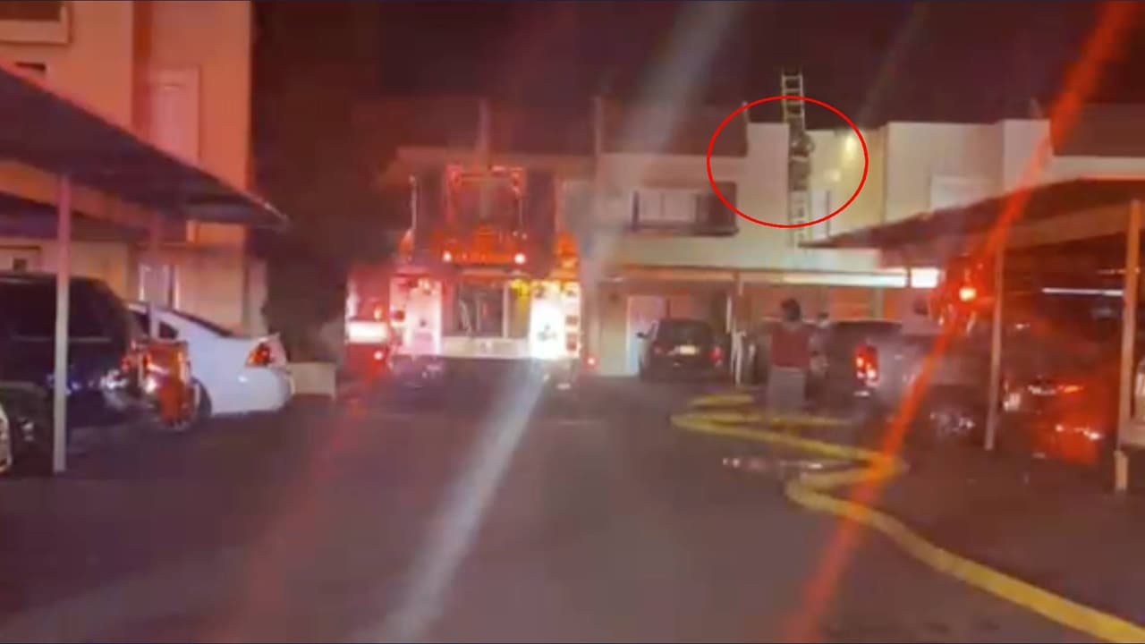 El incendio desplazó por lo menos a 11 personas y la causa exacta del incendio aún se desconoce en este momento.