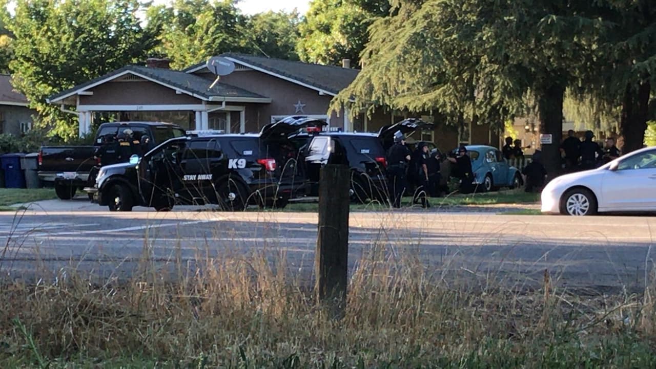 De acuerdo a la policía, oficiales recibieron una llamada a las 12 pm sobre un disturbio entre un hombre y una mujer. Un poco después de las 3:30 pm, oficiales pudieron contactar en persona a la mujer en un lugar diferente de la casa.