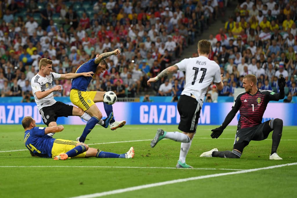 A sabiendas de la urgencia por obtener un resultado positivo, los germanos se lanzaron con el cuchillo entre los dientes desde el comienzo. Aquí la zaga escandinava pasando muchos aprietos.