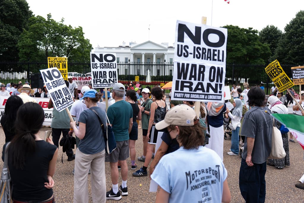 Conforme iban pasando las horas, el número de manifestantes iba en aumento. A una voz, pedían el fin de la participación militar de Estados Unidos en el conflicto entre Israel e Irán.