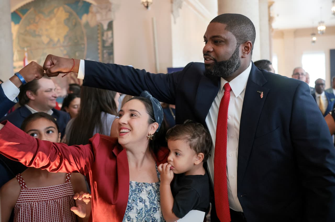 <b>Un compañero con raíces en Hialeah. </b>Bryan Ávila nació y creció en Hialeah y representa en el Senado estatal un distrito que incluye esa ciudad, Hialeah Gardens y Miami Lakes. Donalds destacó además que Ávila es hijo de exiliados cubanos.