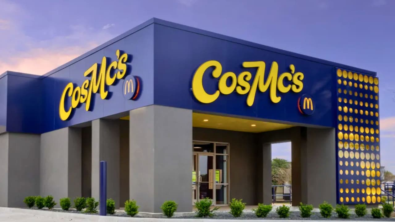 <h3 class="cms-H3-H3">¿Por qué lo cierran? </h3>
<br>Aunque causó curiosidad al inicio, CosMc’s no logró mantener el flujo de clientes esperado. Las ventas de McDonald’s en Estados Unidos
<b>bajaron un 3.6% en el primer trimestre de 2025</b>, y la compañía busca optimizar su operación. Las razones principales del cierre fueron:
<br>
<b>Costos operativos altos</b> para tan pocas sucursales.
<br>
<b>Baja demanda</b> sostenida.
<br>
<b>Dificultad para posicionarse</b> frente a marcas como Starbucks.
<br>
<b>Decisión de enfocar la innovación </b>dentro del menú actual de McDonald’s.