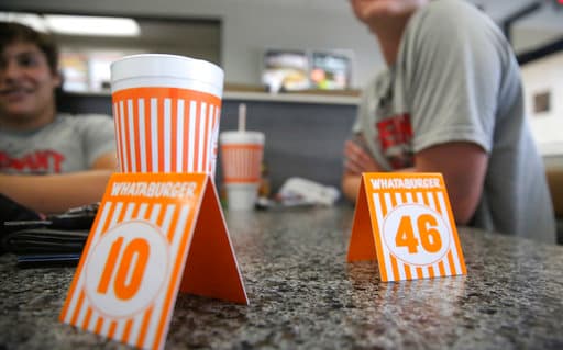 Solo en Texas: Policías ya no usarán letreros de Whataburger para marcar evidencia en escenas de crímenes