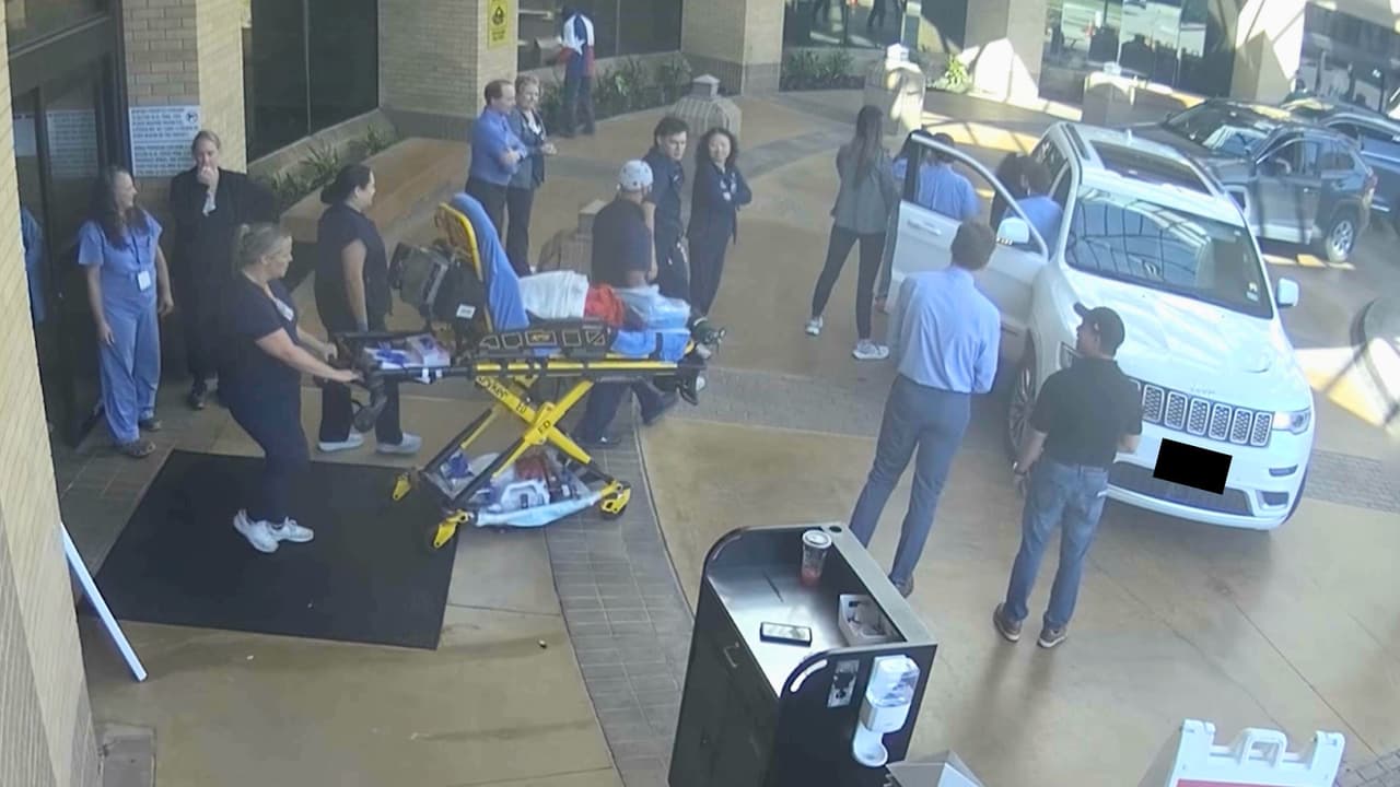 Camila, junto a su mamá, fue llevada en una camilla dentro del hospital para una evaluación, en la que todo salió muy bien.