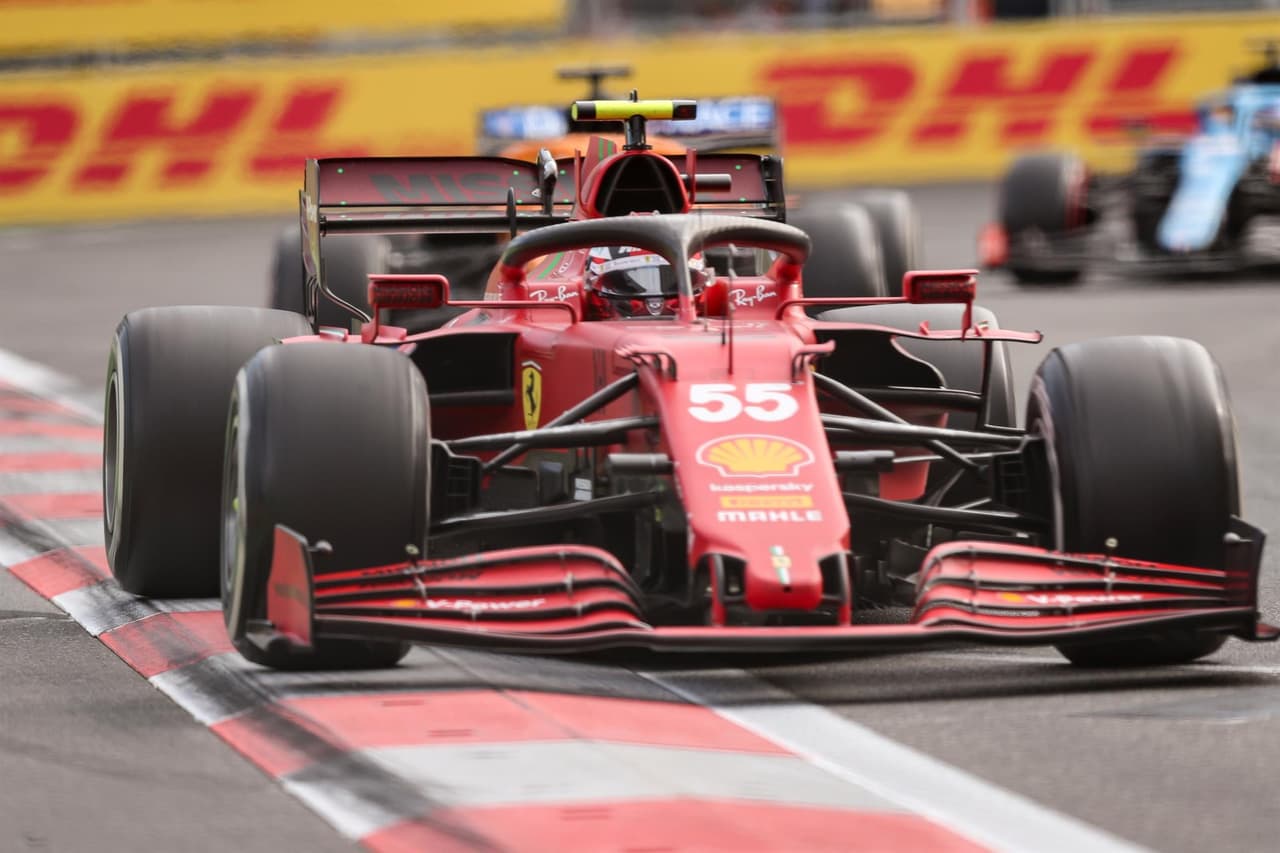 Tras una carrera muy dramática en el Gran Premio de Baku, el mexicano Sergio 'Checo' Pérez se lleva la carrera en la Formula 1 y consigue su segundo podio en su carrera. El piloto de Red Bull comparte el podio con Sebastian Vettel y Pierre Gasly. Max Verstappen abanonó la carrera tras ser puntero por una llanta reventada y Hamilton abandonó la carrera.