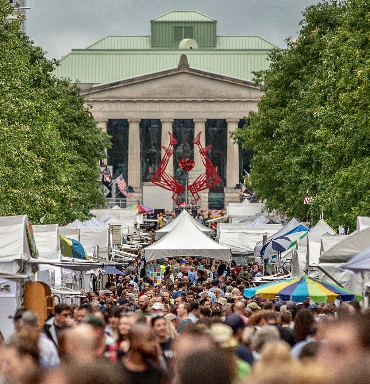 Conoce más sobre el evento, 
<b><a href="https://raleighartsfestival.com/art-market/">aquí</a></b>.