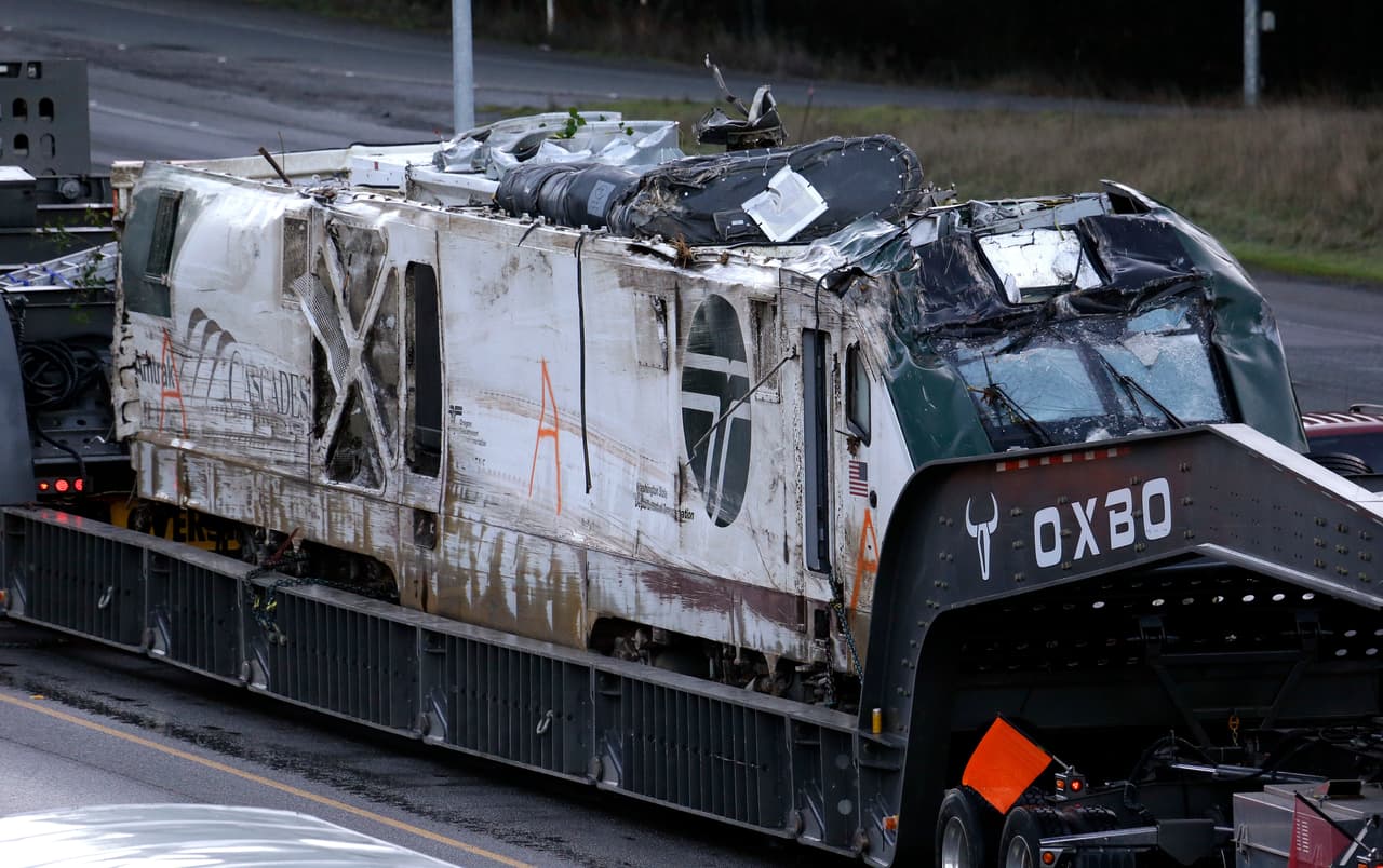 La imagen de archivo, muestra accidente de tren de Amtrak en la carretera interestatal 5, en 2017, en DuPont, Washington. De acuerdo con la investigación , el ingeniero se distrajo con una segunda persona en su cabina mientras su tren se precipitaba en una curva a más del doble del límite de velocidad.
<br> (AP Photo/Elaine Thompson)