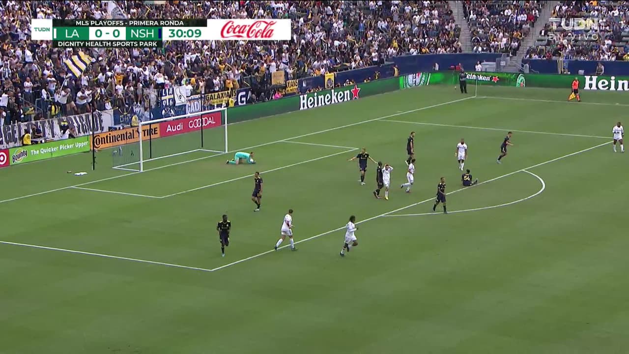 ¡TIRO ATAJADO! disparo por Riqui Puig.