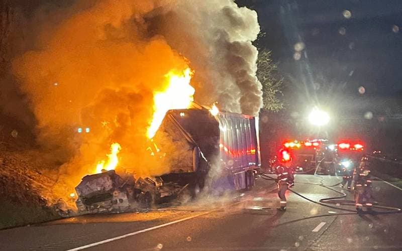 Un camión remolque estalló en llamas en la Interestatal 270 en el condado de Frederick en Maryland la mañana de este miércoles.