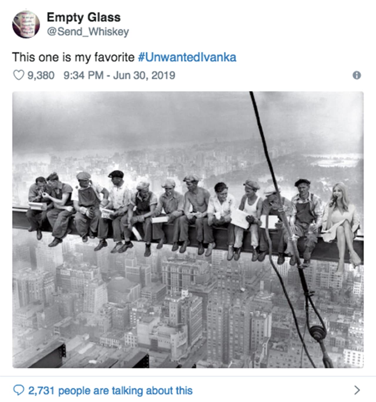 La famosa foto de 1932, llamada Almuerzo en lo alto de un rascacielos, muestra a 11 hombres sentados y aparentemente relajados sobre las alturas de Manhattan. / Crédito: 
<a href="https://twitter.com/Send_Whiskey/status/1145505983223017472" target="_blank">@Send_Whiskey/Twitter </a>
<br>
<br>