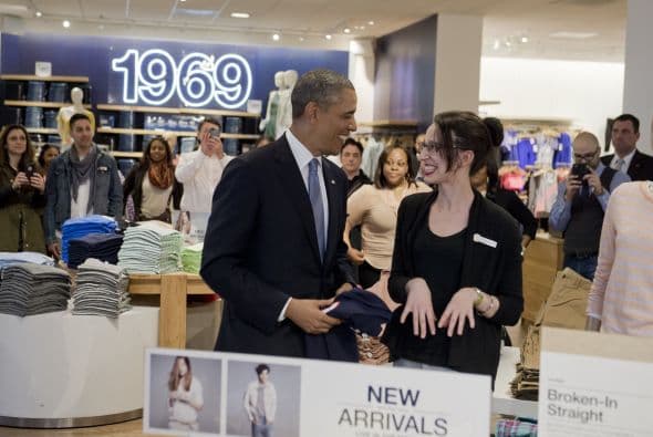A pesar de que la empleada le sugirió varios con cuello en pico, Obama prefirió dos prendas de cuello redondo.