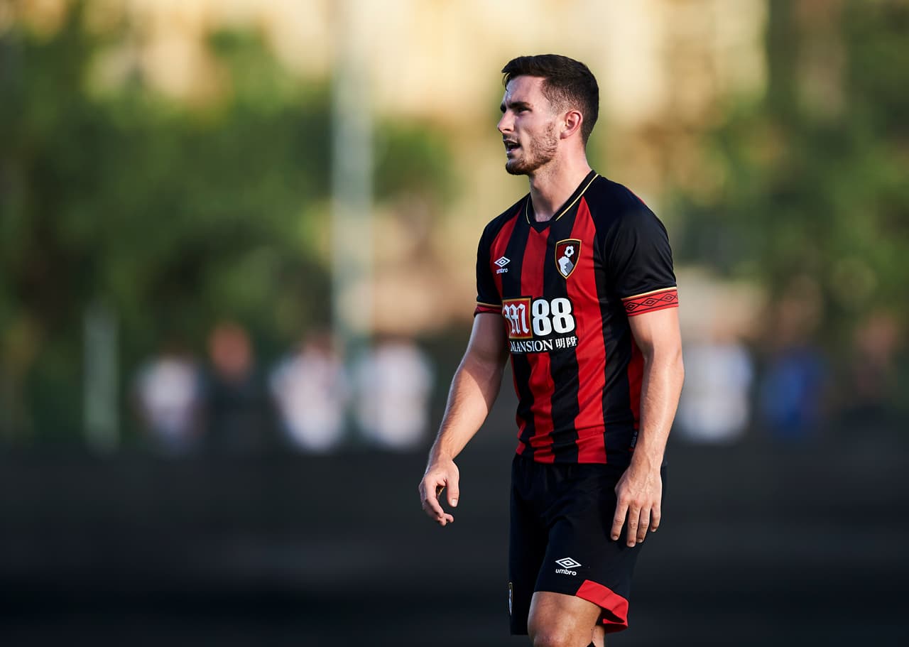 Lewis Cook, poco a poco, se ganó un lugar en la titular del Bournemouth la pasada temporada. Llegó a jugar 29 partidos con un gran potencial ofensivo, no tanto en la parte defensiva.