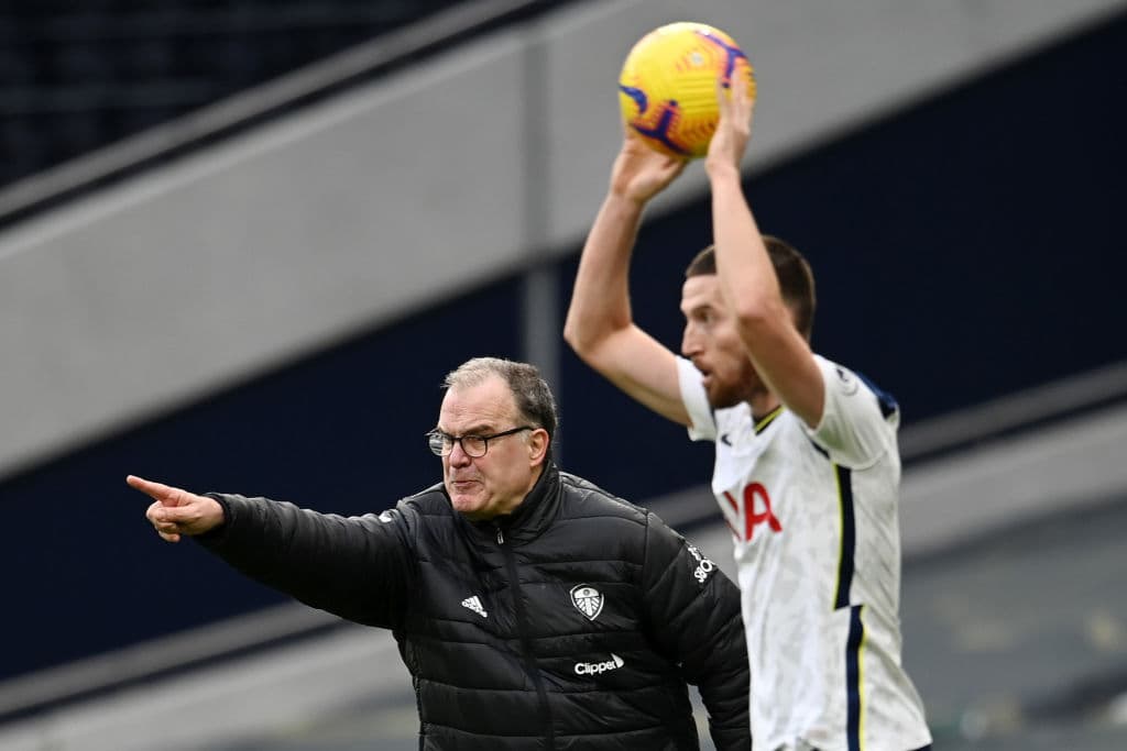 Tottenham se impone ante el Leeds 3-0. Los goleadores por parte de los Spurs fueron Harry Kane al minuto 29 tras cobrar un penal, Son Heung-min al 43 y, ya en el segundo tiempo, Tobey Alderweireld hacía el tercer tanto, durante la J17 de la Premier League.