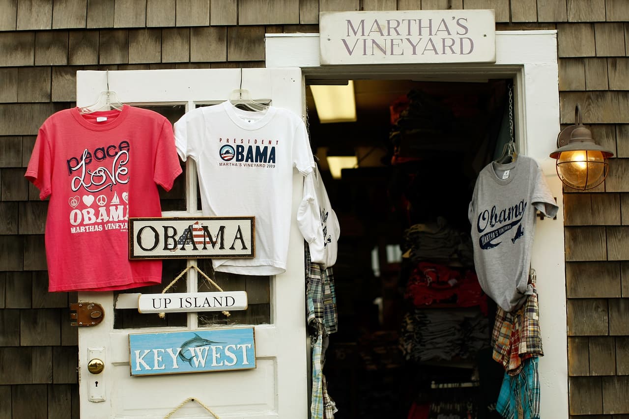 El merchandising dedicado a la familia Obama abunda en la isla durante todo el año