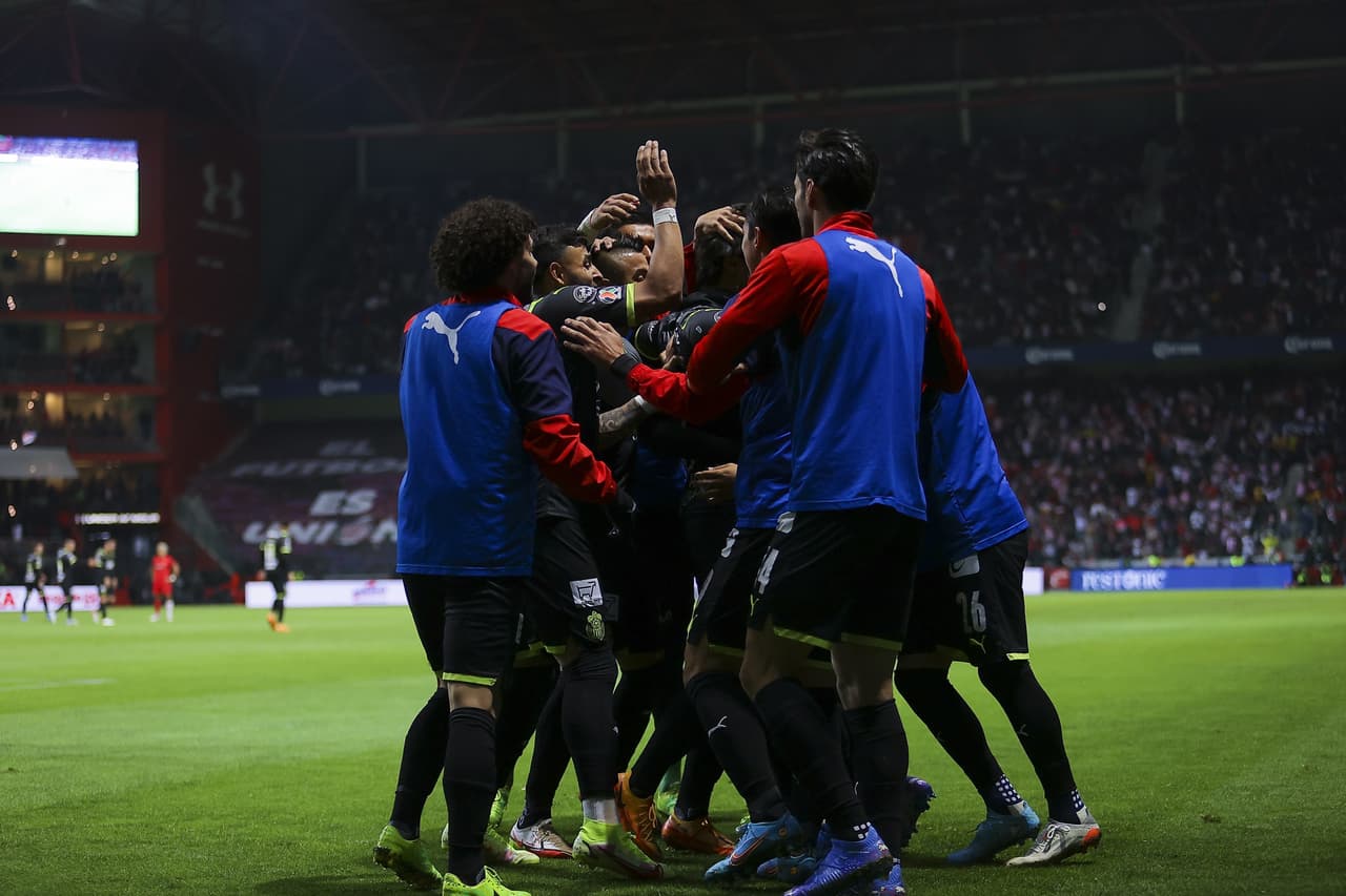 En un partido de poder a poder y donde Chivas se quedó con 10 hombres desde el minuto 27, los Diablos Rojos rescataron el empate sobre la agonía del partido.