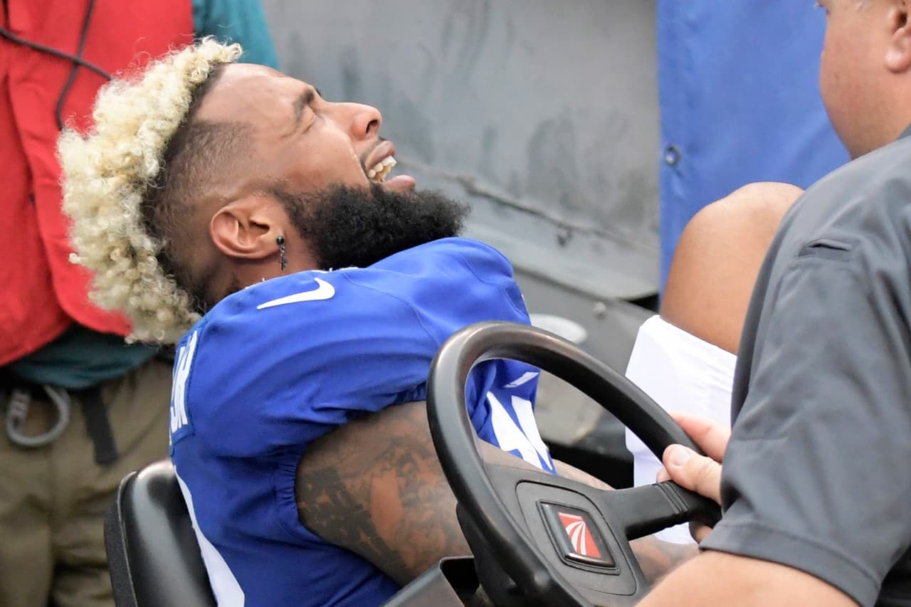 <b>ODELL BECKHAM – WR, New York Giants</b>
<br>El fantástico receptor de los Gigantes recibió un golpazo en la pretemporada por una tacleada ante Cleveland. Ese golpe evitó que debutara en el kickoff y cuando reapareció se veía fuera de ritmo. La pésima noticia fue su fractura de tobillo ante los Chargers por lo que no volverá a jugar esta temporada. New York también perdió al WR Brandon Marshall.