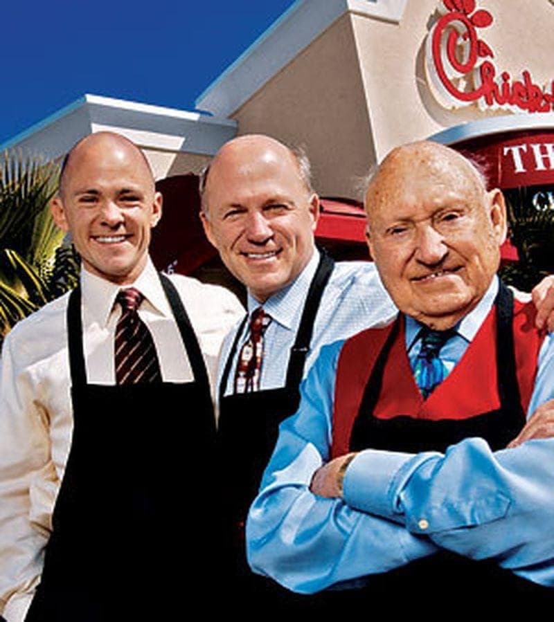 Los tres miembros de la familia Chick-fil-A Cathy, 
<b>Bubba, Dan</b> y 
<b>Trudy</b>; todos están empatados en el puesto 76 con 9.700 millones de dólares cada uno.
<br>