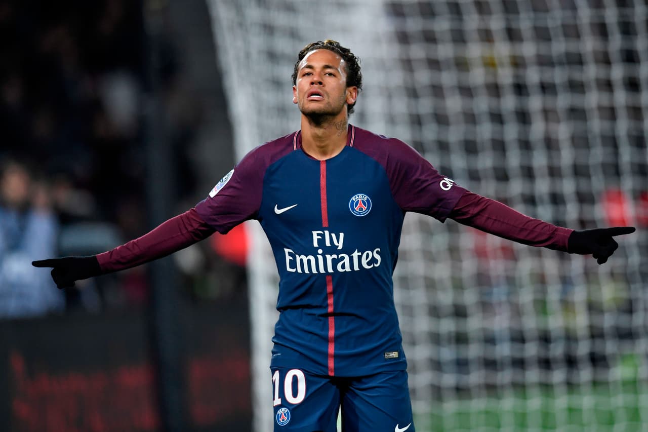 El vuelo de Neymar fue claro pero los rumores de su salida continuaron. Se dice que los directivos le ofrecieron al crack dejarlo ir si lograba el título en Champions. Real Madrid entró a la palestra.