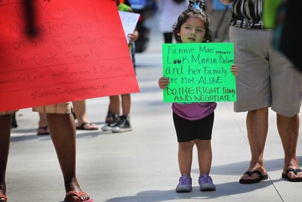 Miembros de Occupy Chicago salieron a las calles para protestar contra los recientes embargos. Miembros de la Campaña contra desahucios, y Comunidades Unidas Contra Embargos y Desahucios se unieron a la protesta que se llevó a cabo afuera de las instalaciones regionales de Fannie Mae.