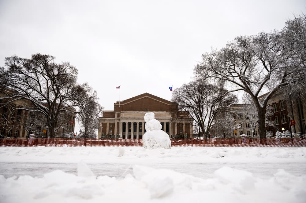 Durante el momento más fuerte de la tormenta, unos 75,000 clientes perdieron la electricidad desde Colorado hasta Michigan debido al desplome del tendido eléctrico. Arriba, el campus de la Universidad de Minnesota se mantenía cerrado al igual que la mayoría de escuelas de ese estado el jueves.